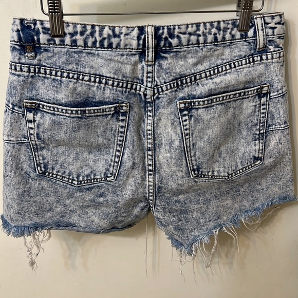 Womens Acid Wash Distressed Denim Shorts - Size 30 - Picture 4 of 4